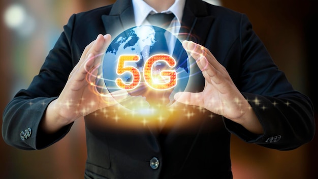 Ikona sieci 5g i sieć internetowa w rękach biznesmenów Koncepcja sieci bezprzewodowej 5G