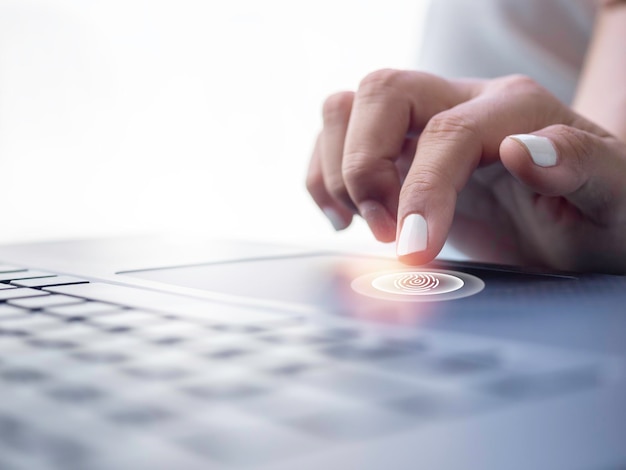 Ikona skanowania linii papilarnych na touchpadzie na laptopie podczas skanowania odcisków palców w celu uzyskania bezpiecznego dostępu z identyfikacją biometryczną Cyberbezpieczeństwo prywatność technologia ochrony danych dla firm