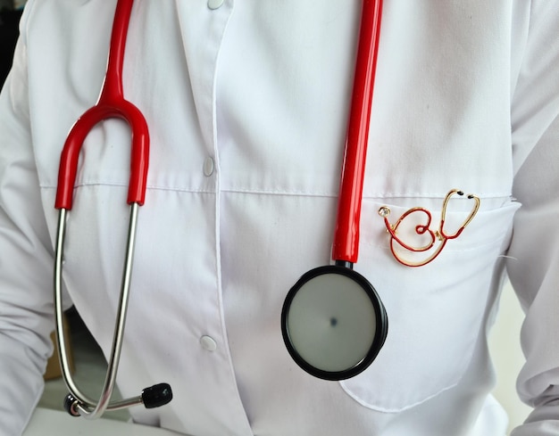Ikona stetoskopu i stetoskopu na białym fartuchu lekarza