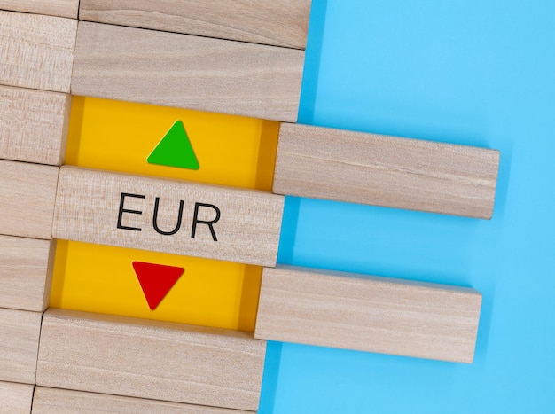 Ikona symbolu EUR w górę w dół napisana na bloku