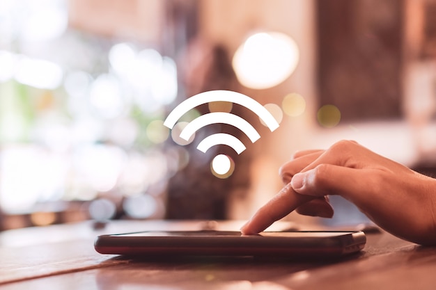 Zdjęcie ikona znak wifi i ekran połączenia smartfona z tłem miasta widok z góry. technologia finansowa biznes wolność życie marzenie.