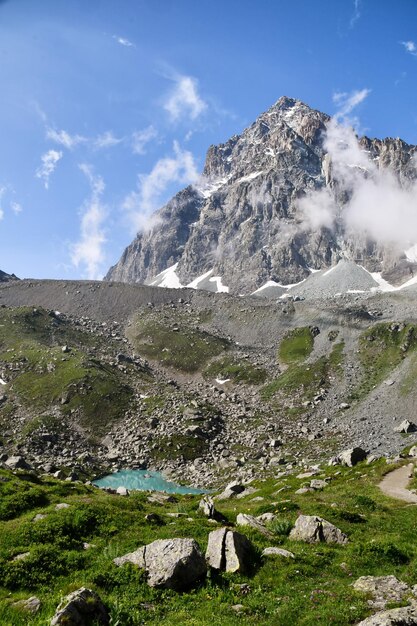 Il lago Chiarettoalle pendici del Monvisocon le sue splendide acque color turchese