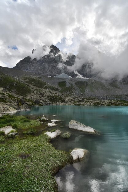 Il lago Chiarettoalle pendici del Monvisocon le sue splendide acque color turchese