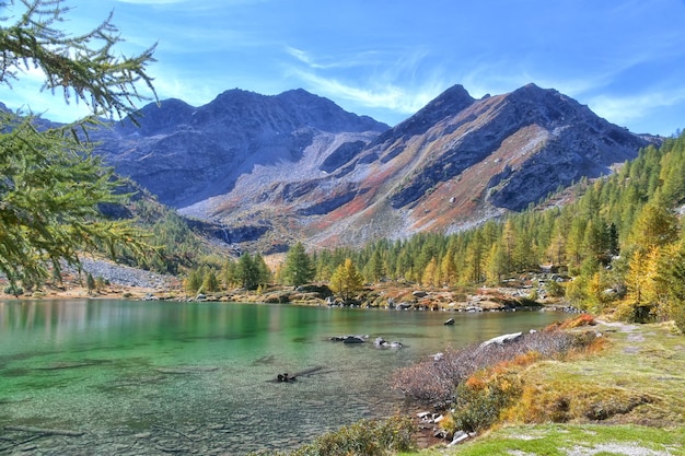 Il lago d039Arpyin cui si specchia il Monte Bianco