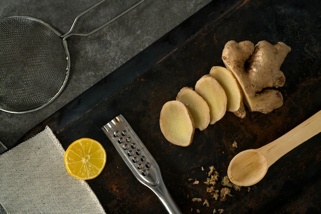 Imbir krojony narzędziami kuchennymi i limonką
