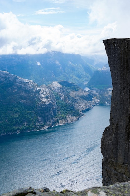 Imponujący fiord Lysefjord między wysokimi górami w pochmurny dzień mijając Preikestolen