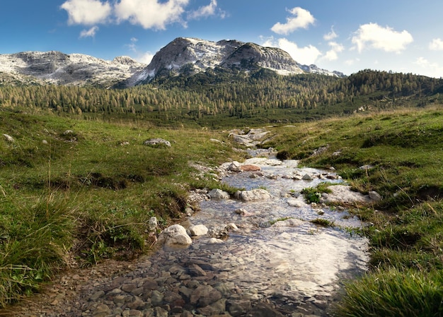 Zdjęcie imponujący krajobraz górski strumień płynący piani eterni dolomiti bellunesi park narodowy włochy