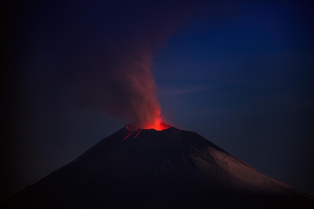 Imponujący pokaz erupcji krateru wulkanu Popocatepetl widziany z Puebla w Meksyku