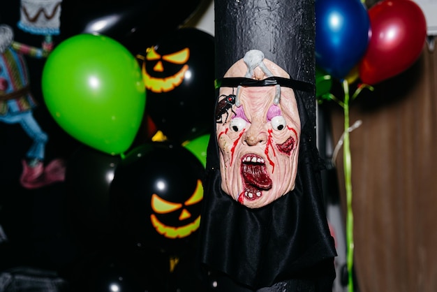Zdjęcie impreza halloween maska przerażającego starszego mężczyzny z bliznami krzyczący twarz
