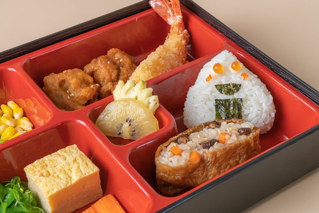 (inari sushi) ryż sushi zawijany w suszone tofu ze smażoną krewetką i smażonym kurczakiem w zestawie bento - japońskie jedzenie