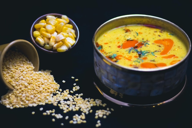 Indian Dal pikantne curry w misce, przyprawy, zioła, tło.