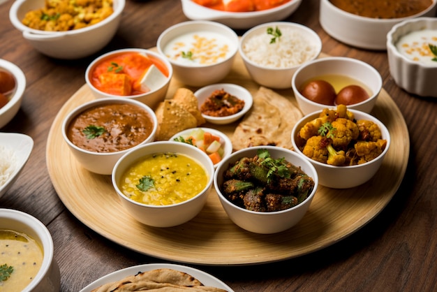 Indian Hindu Veg Thali lub półmisek jedzenia, selektywne skupienie