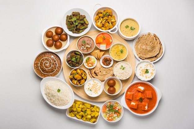 Indian Hindu Veg Thali lub półmisek jedzenia, selektywne skupienie