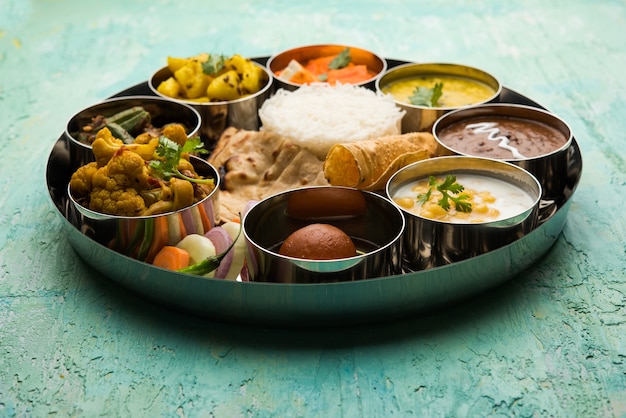 Indian Hindu Veg Thali lub półmisek jedzenia, selektywne skupienie