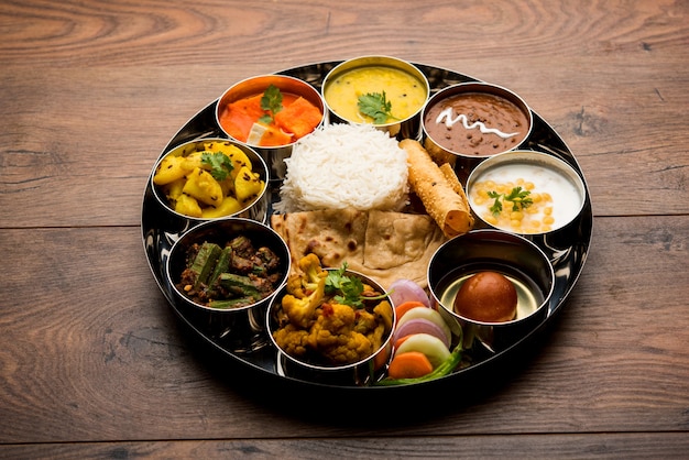 Indian Hindu Veg Thali lub półmisek jedzenia, selektywne skupienie