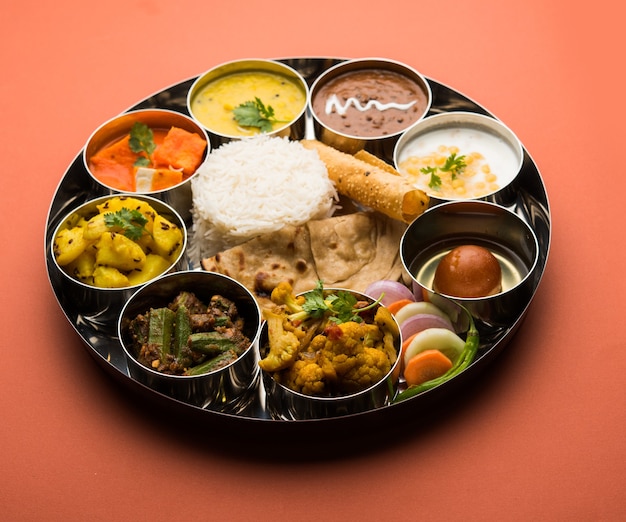 Indian Hindu Veg Thali lub półmisek jedzenia, selektywne skupienie