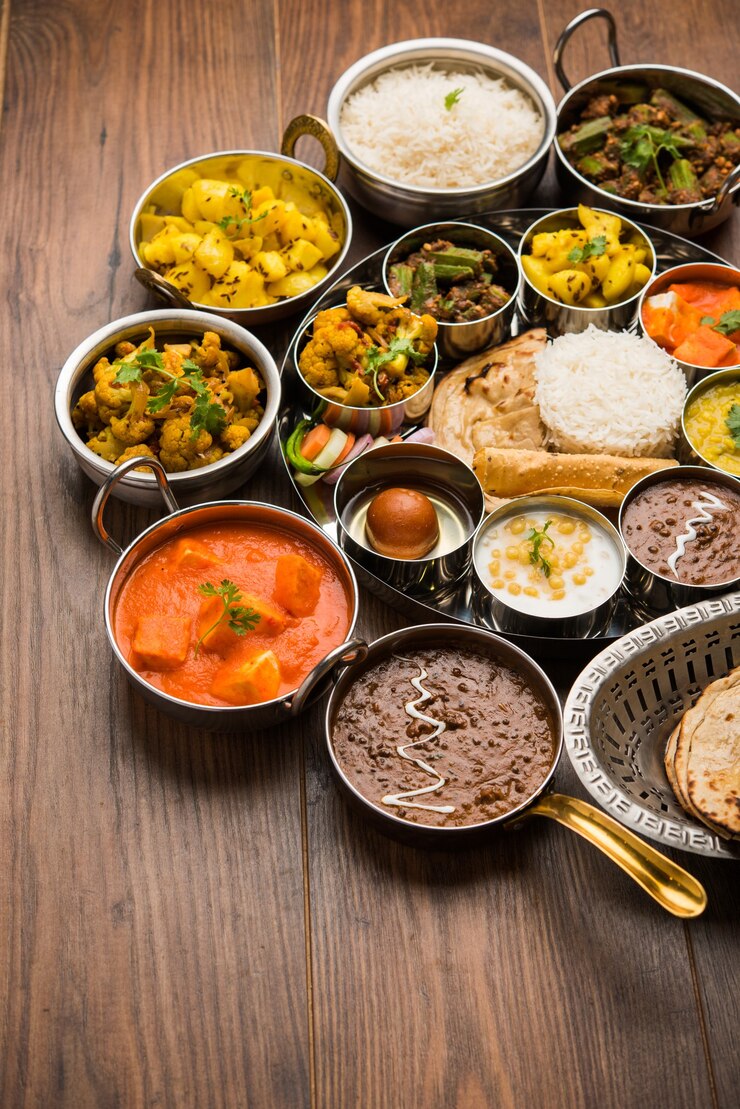 Zdjęcie indian hindu veg thali lub półmisek jedzenia, selektywne skupienie