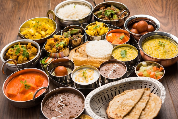 Indian Hindu Veg Thali lub półmisek jedzenia, selektywne skupienie