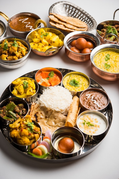 Indian Hindu Veg Thali Lub Półmisek Jedzenia, Selektywne Skupienie