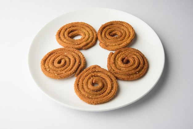 Indian Snack Chakli lub chakali wykonane z głęboko smażonych porcji ciasta z mąki z soczewicy, przekąsek diwali lub jedzenia