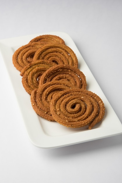 Indian Snack Chakli lub chakali wykonane z głęboko smażonych porcji ciasta z mąki z soczewicy, przekąsek diwali lub jedzenia