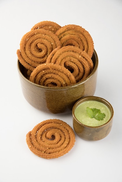 Indian Snack Chakli lub chakali wykonane z głęboko smażonych porcji ciasta z mąki z soczewicy, przekąsek diwali lub jedzenia