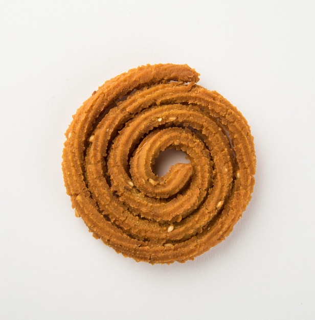 Indian Snack Chakli lub chakali wykonane z głęboko smażonych porcji ciasta z mąki z soczewicy, przekąsek diwali lub jedzenia