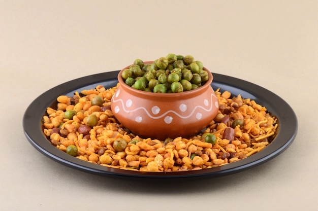 Indian Snack: Mix i Spiced smażony zielony groszek {chatpata matar}.