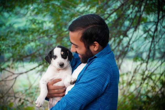 Indian Street Dog zdjęcia szczeniąt z człowiekiem