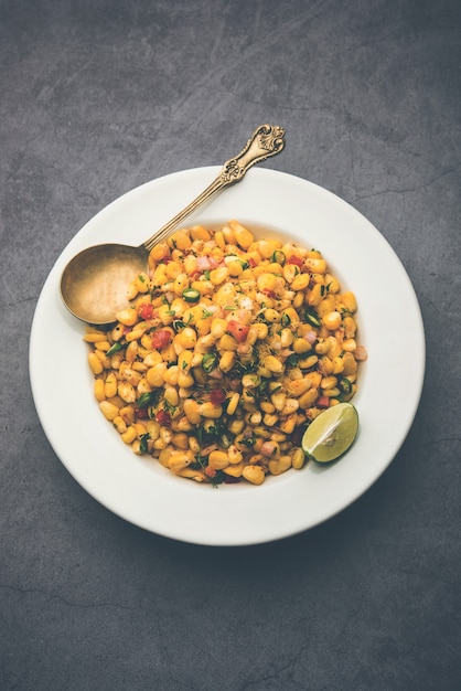 Indian Sweet Corn Chat lub Chat to łatwy do zrobienia przepis na przekąskę, podawany w misce lub na talerzu. Selektywne skupienie