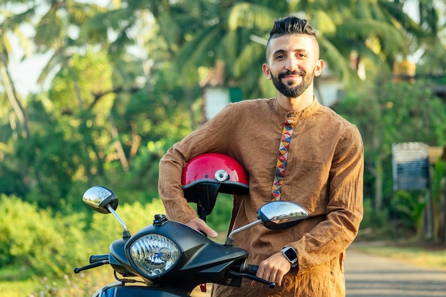 Indianin nosi kask i jest gotowy do jazdy, odkrywania indyjskich atrakcji Goa