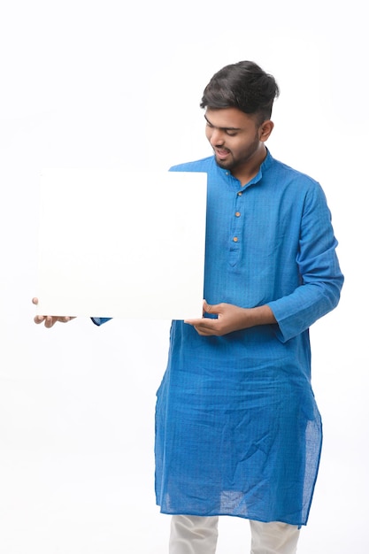 Zdjęcie indianin ubrany w tradycyjne ubrania i pokazując deskę na białym tle.