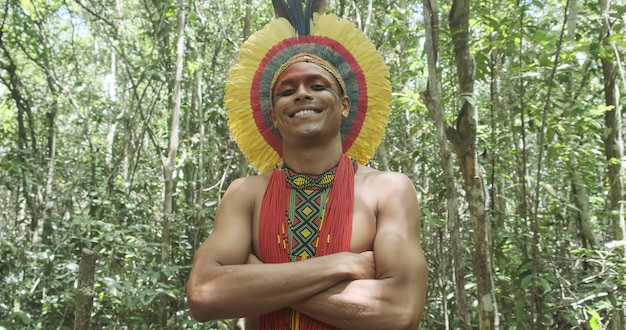 Indianin Z Plemienia Pataxó, Z Nakryciem Głowy Z Piór. Dzień Indian. Brazylijski Indianin.