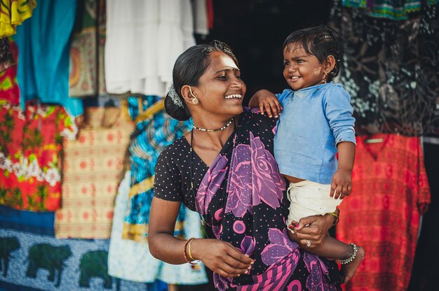 Indianka i dziewczynka w ramionach