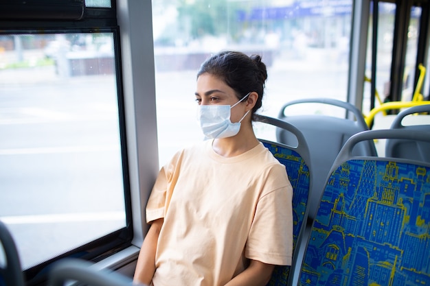 Indianka jeździ autobusem transportu publicznego w medycznej masce na twarz