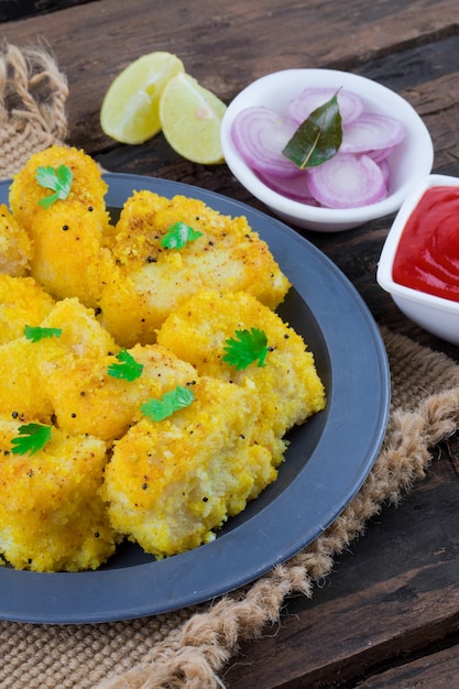 Indiański Karmowy Khaman Dhokla na Drewnianym tle