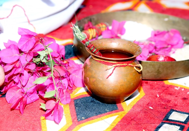 Indiański ślub Tradycyjny Thaali Wśród Pięknych I Kolorowych Kwiatów