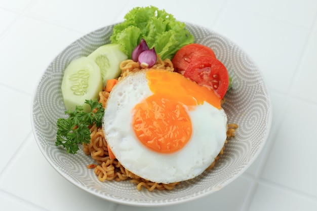 Indomie Goreng lub Mie Goreng Indonezyjski popularny makaron błyskawiczny podawany z Sunny Side Egg