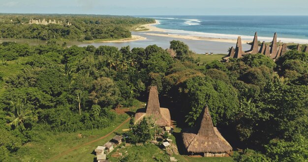 Indonezja długotrwała tradycja wioska ozdobny dach na piaszczystej plaży widok lotniczy niezwykłe domy