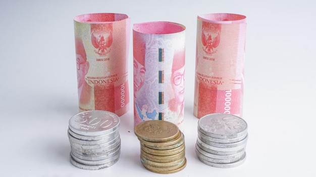 Indonezja Pieniądze Rupia Tło Pieniądze Indonezja 100 tysięcy rupii i różne monety Selektywne skupienie