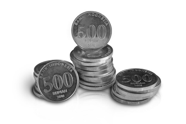 Indonezyjska moneta 500 rupii na białym tle na białym tle