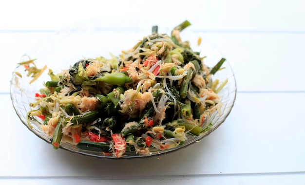 Indonezyjska tradycyjna sałatka Urap Sayur