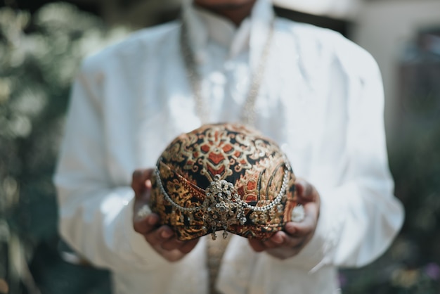 indonezyjski jawajski ślubny kapelusz ceremonialny