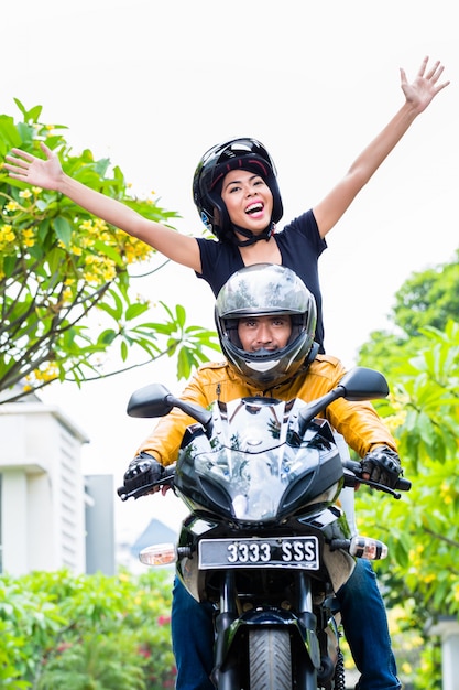 Indonezyjski kobieta czuje się swobodnie na motocyklu