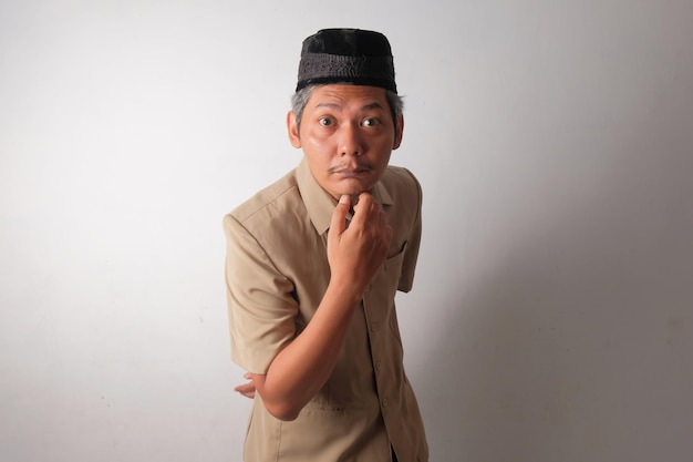 Indonezyjski pracownik cywilny ze zdezorientowanym wyrazem twarzy