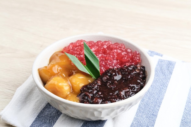 Indonezyjski tradycyjny deser Czarny kleisty ryż z owsianką Candil i Sagu Mutiara