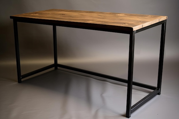 Industrialne biurko z metalowymi nogami i drewnianym blatem stworzone za pomocą generative ai