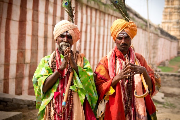 Indyjscy sadhu pozuje do kamery w Hampi, Karnataka, Indie