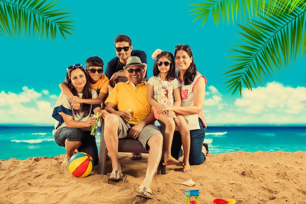 Indyjska azjatycka rodzina bawiąca się na plaży latem