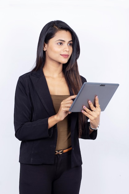 Indyjska bizneswoman — pracująca nad gadżetem z ekranem dotykowym, z zamyśloną miną